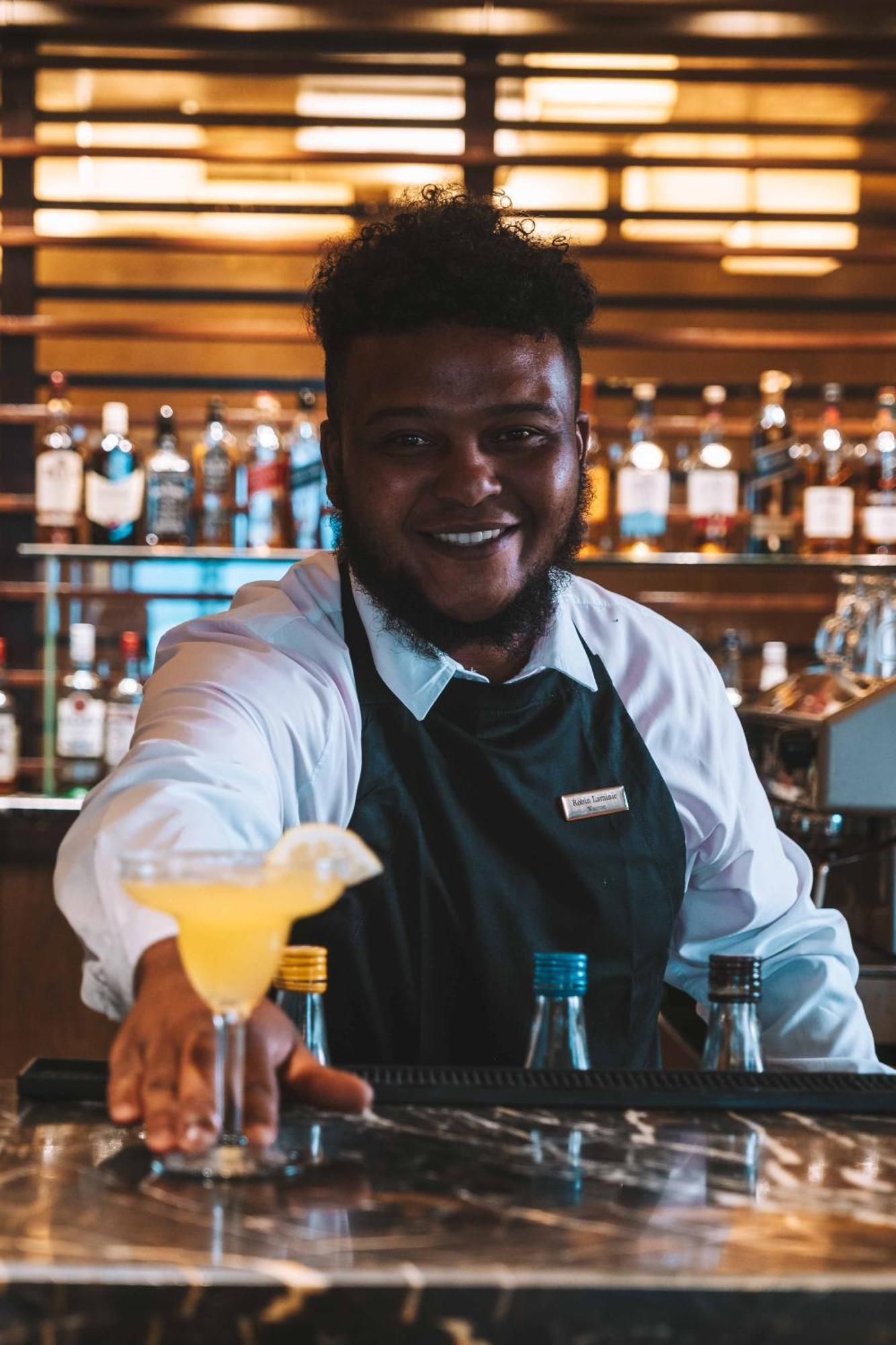 Pezula Nature Retreat Knysna Exteriör bild A bartender serving a cocktail