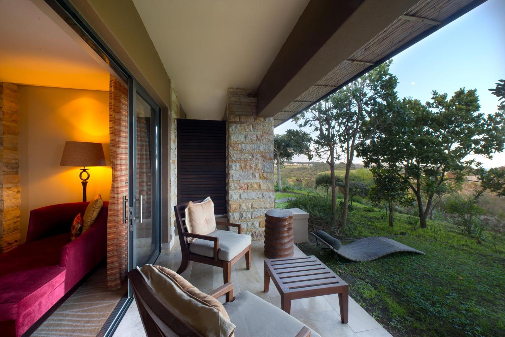 Pezula Nature Retreat Knysna Rum bild A balcony at the hotel