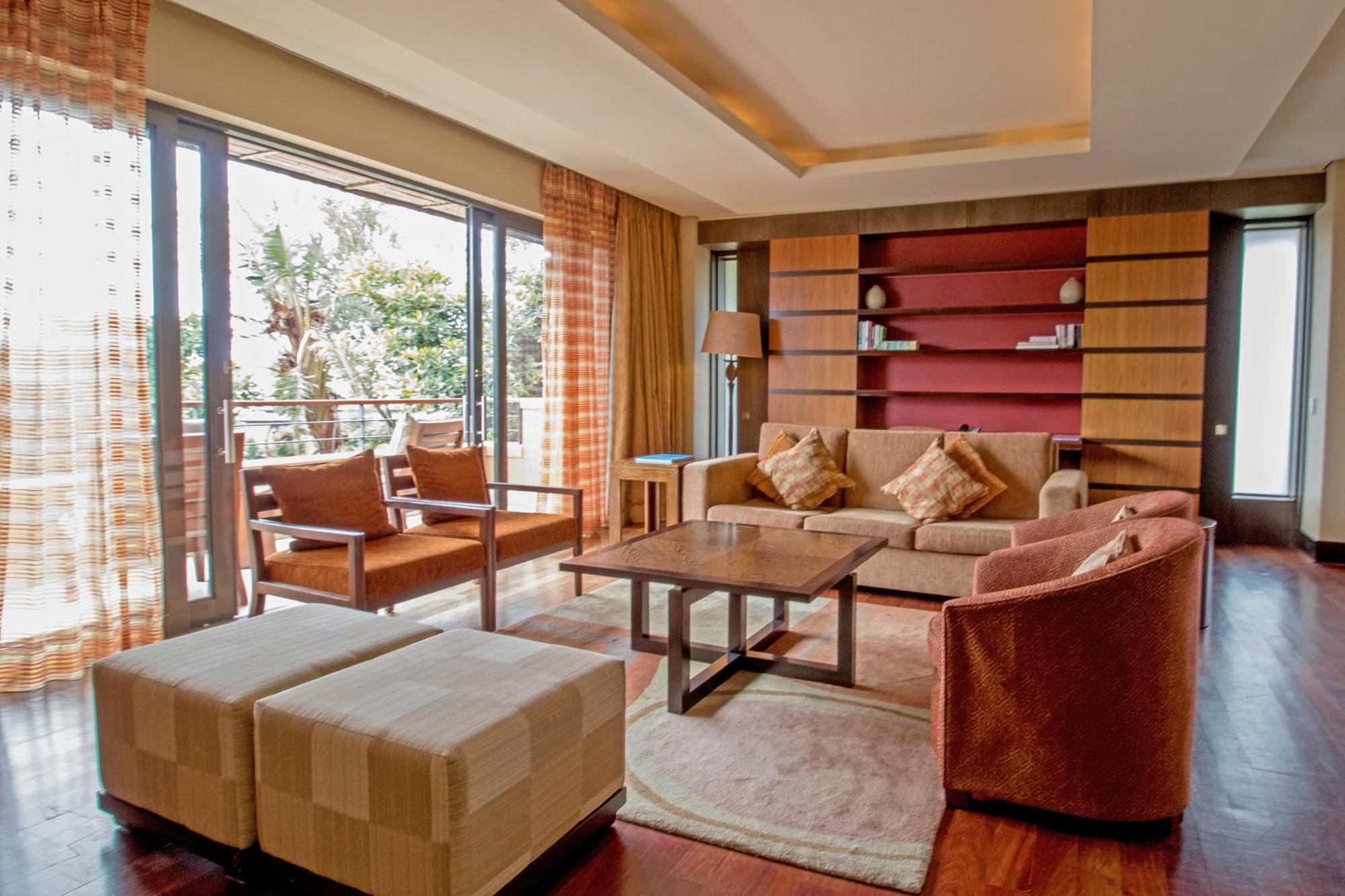 Pezula Nature Retreat Knysna Rum bild A living room in a suite at the Four Seasons Hotel, Mumbai