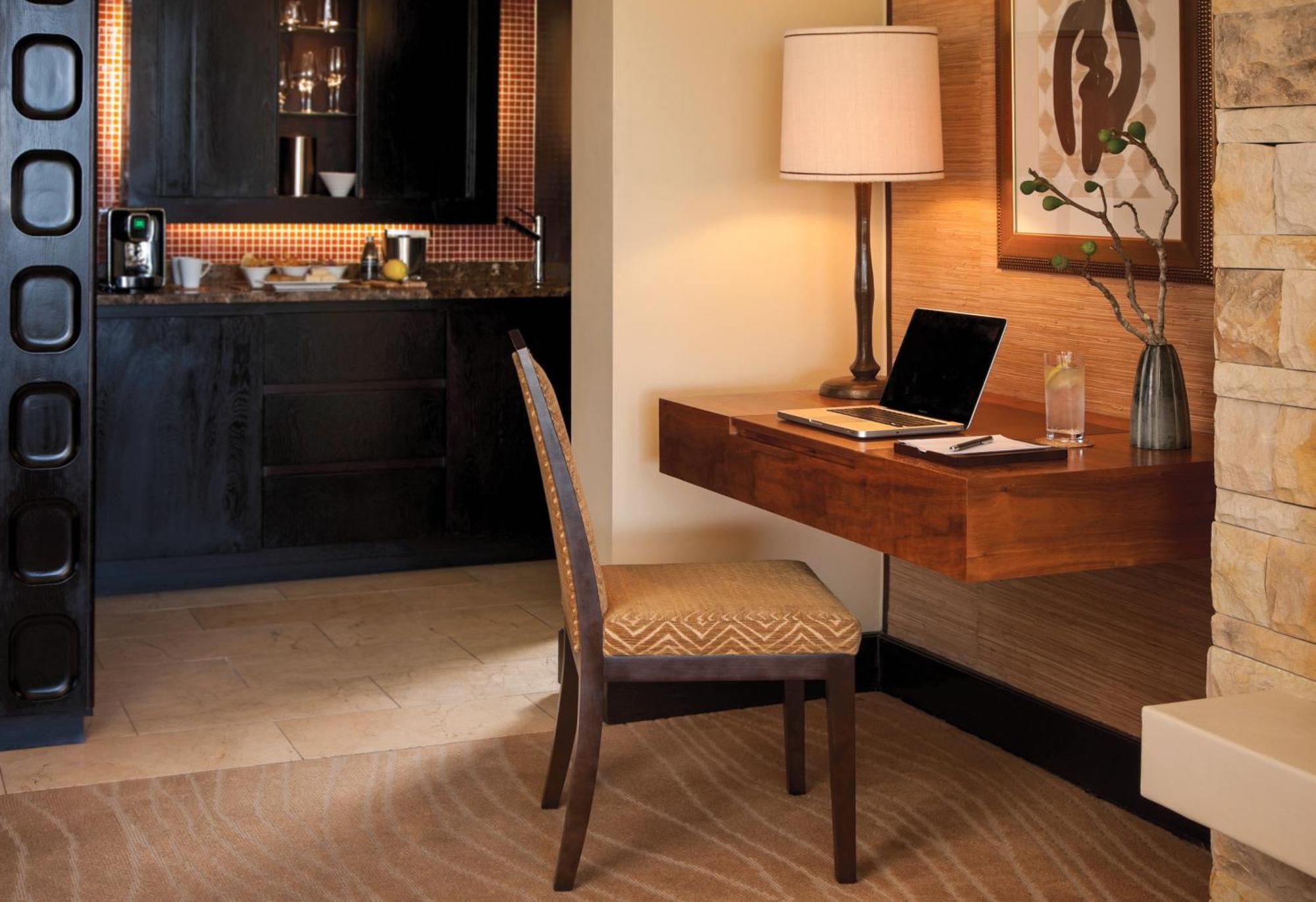 Pezula Nature Retreat Knysna Rum bild A modern writing desk